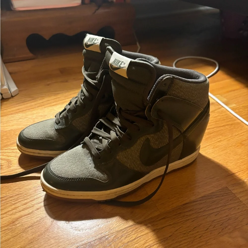 Nike Women’s Green Wedge Sneaker rare! - Picture 1 of 4